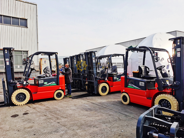 Dubai - 8 Units HELI CPD25 & 1 Unit CPCD75 Forklift