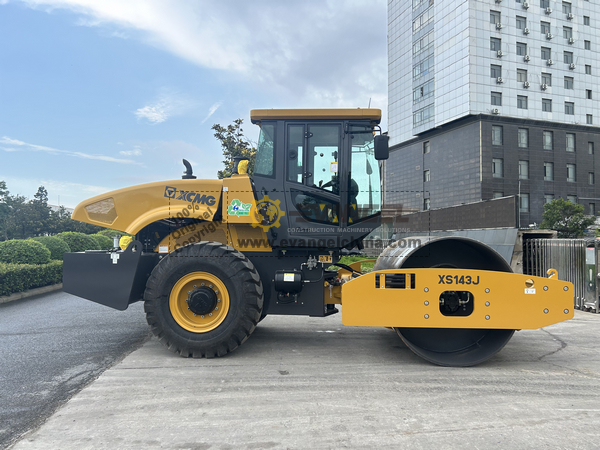 XCMG XS143J Road Roller & 1 DONGFENG Truck Mounted Crane